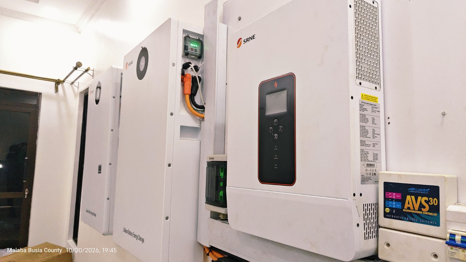 SRNE solar inverter and battery installation
